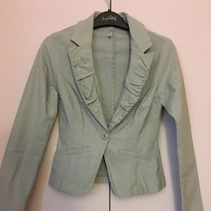Women long sleeve blazer.